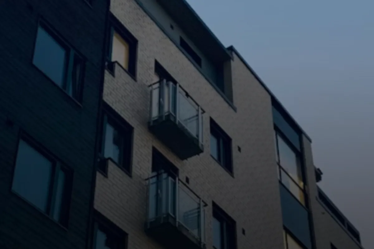 Intérieur de condo contemporain baigné de lumière naturelle.