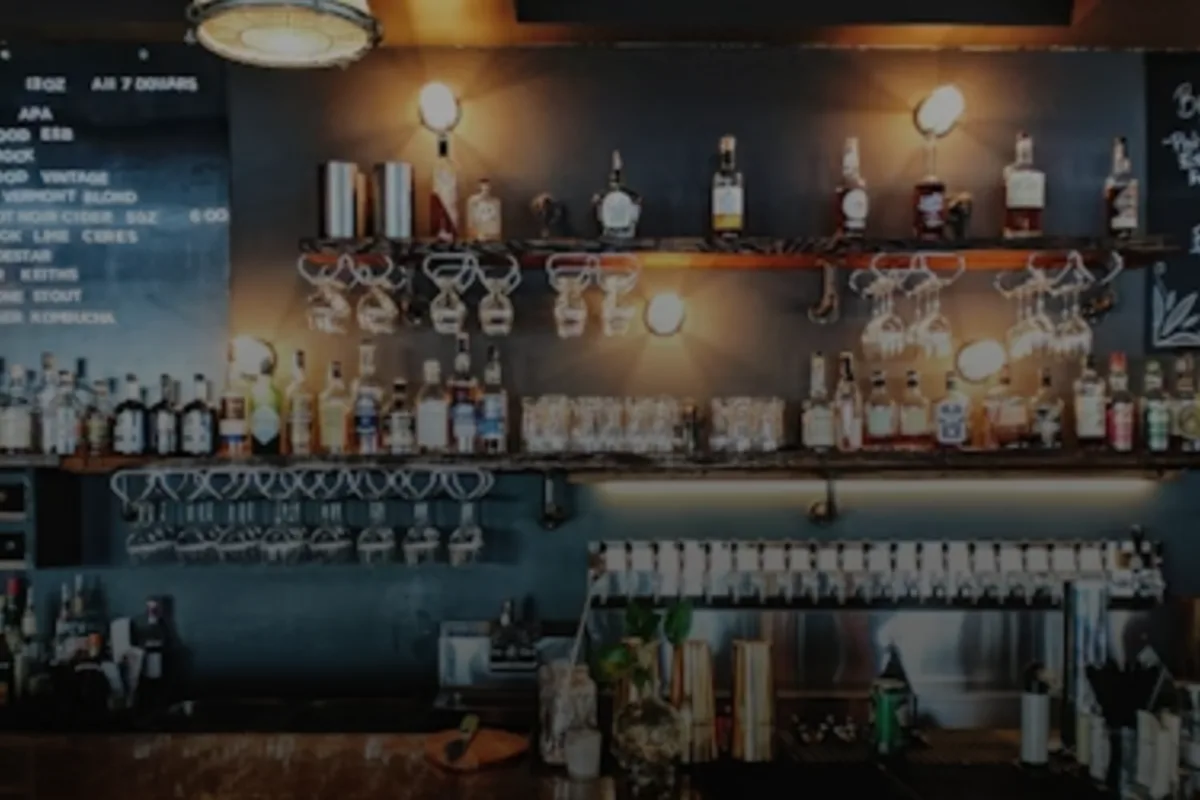 Salle de restaurant contemporaine avec plat servi au premier plan.