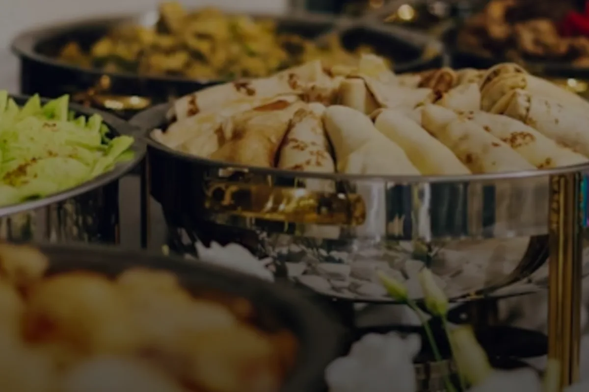Table de réception garnie de plats préparés et de service traiteur.