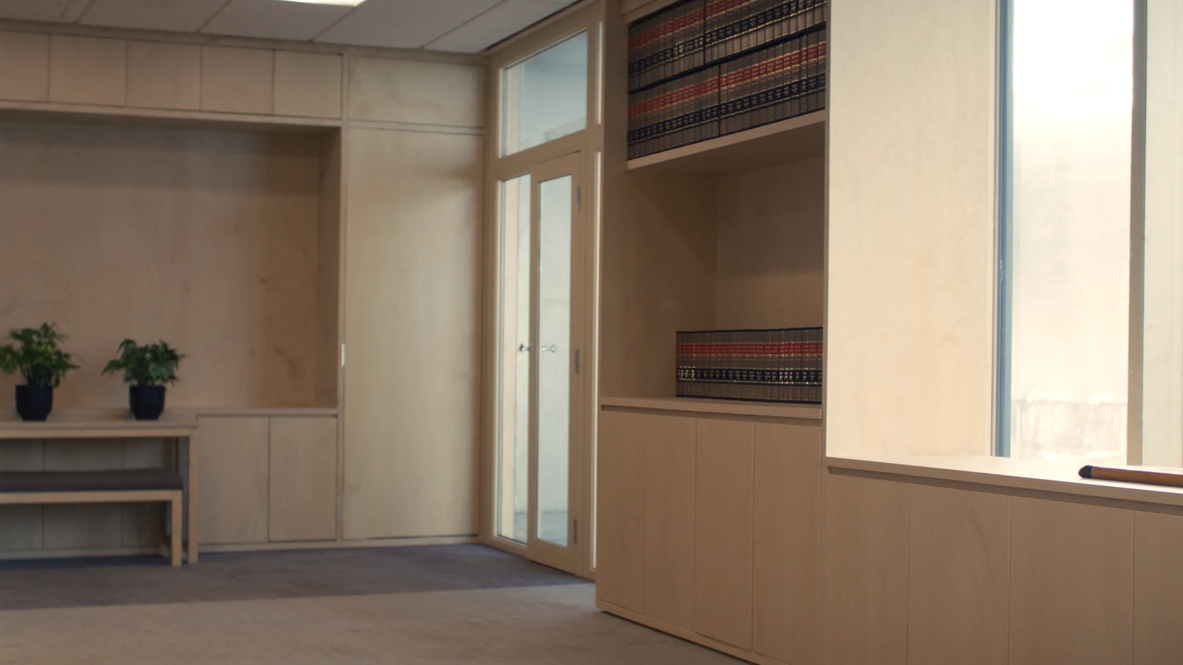Marketing avocat à Montréal, cabinet d'avocats, bureau en bois et bibliothèque de volumes juridiques