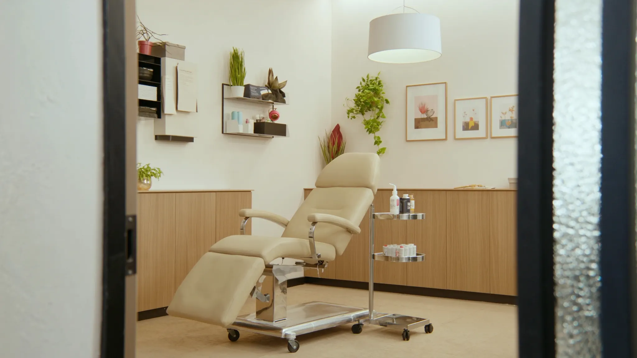 Marketing médico-esthétique pour cliniques au Québec, salle de traitement en médecine esthétique, fauteuil inclinable et chariot en acier