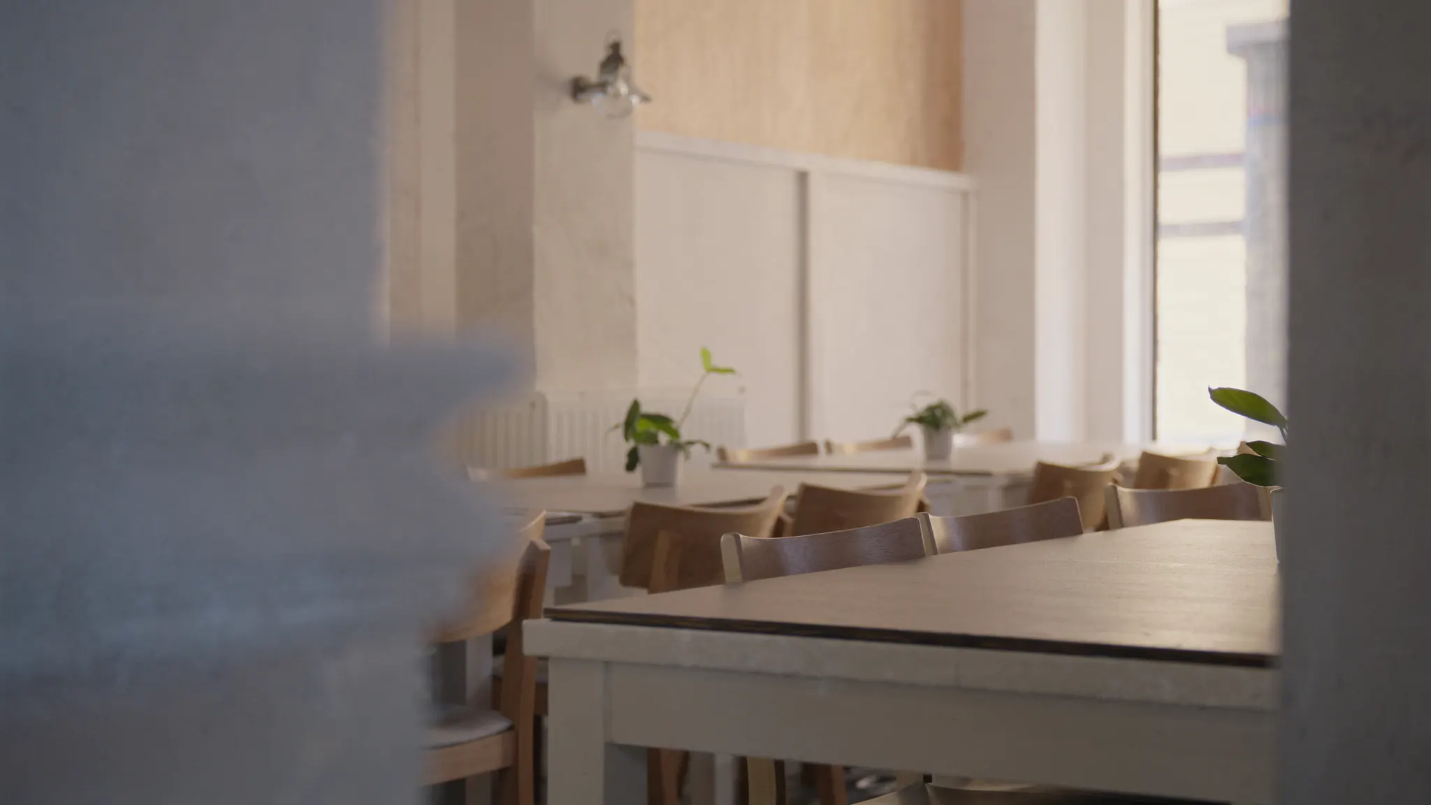Marketing restaurant, salle à manger de restaurant de quartier dressée pour le service