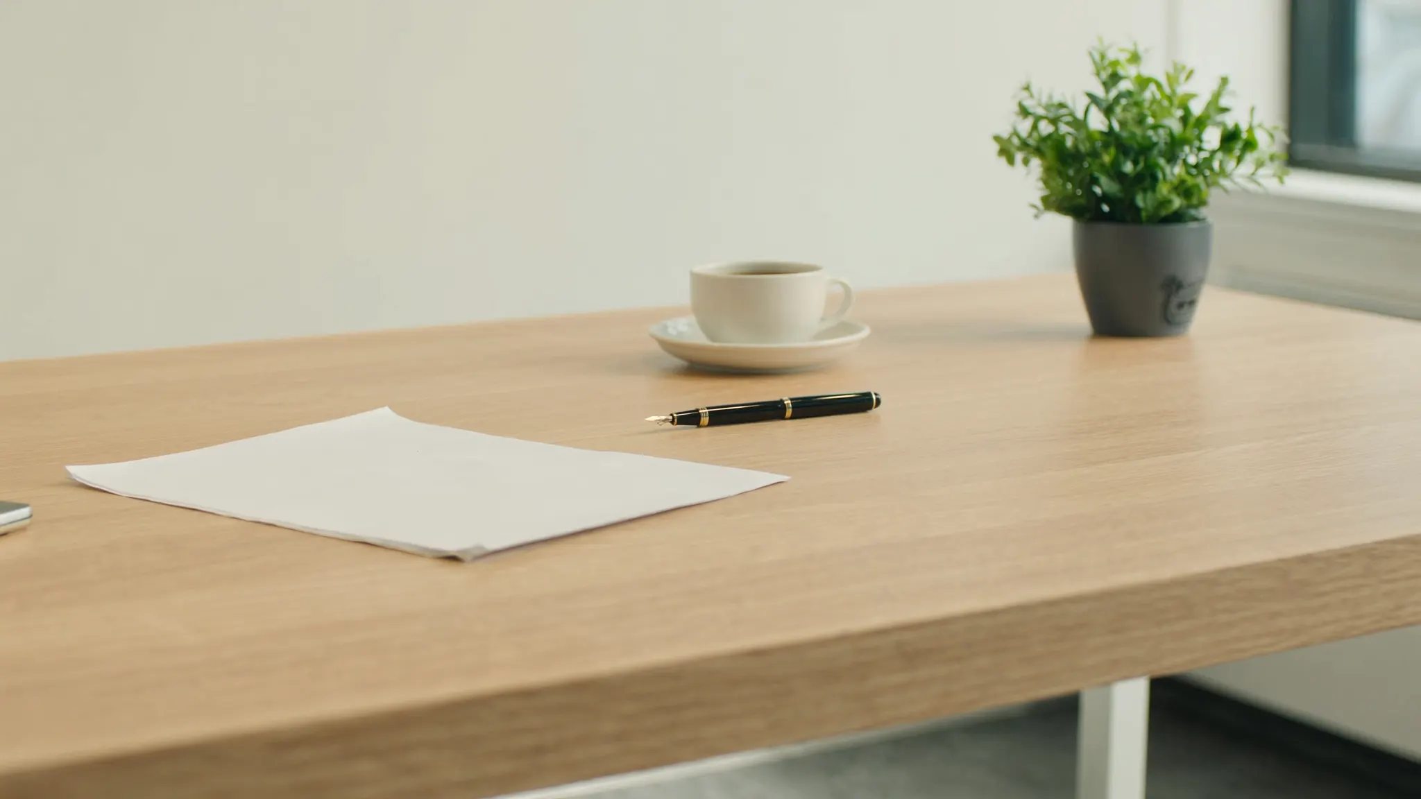 Services marketing numérique, bureau avec carnet fermé, café et stylo-plume