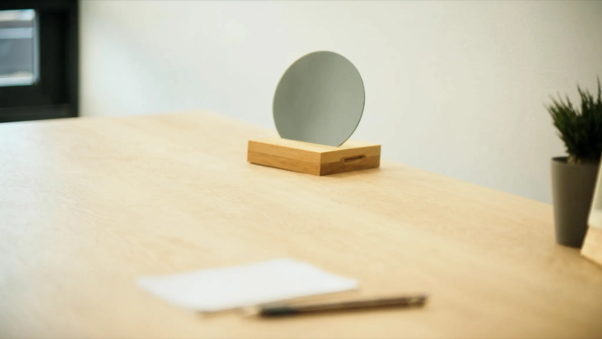 Avis sur Facebook, Google et Yelp, bureau avec un petit miroir de table et un carnet fermé